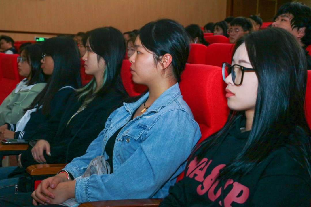 讲座现场.png