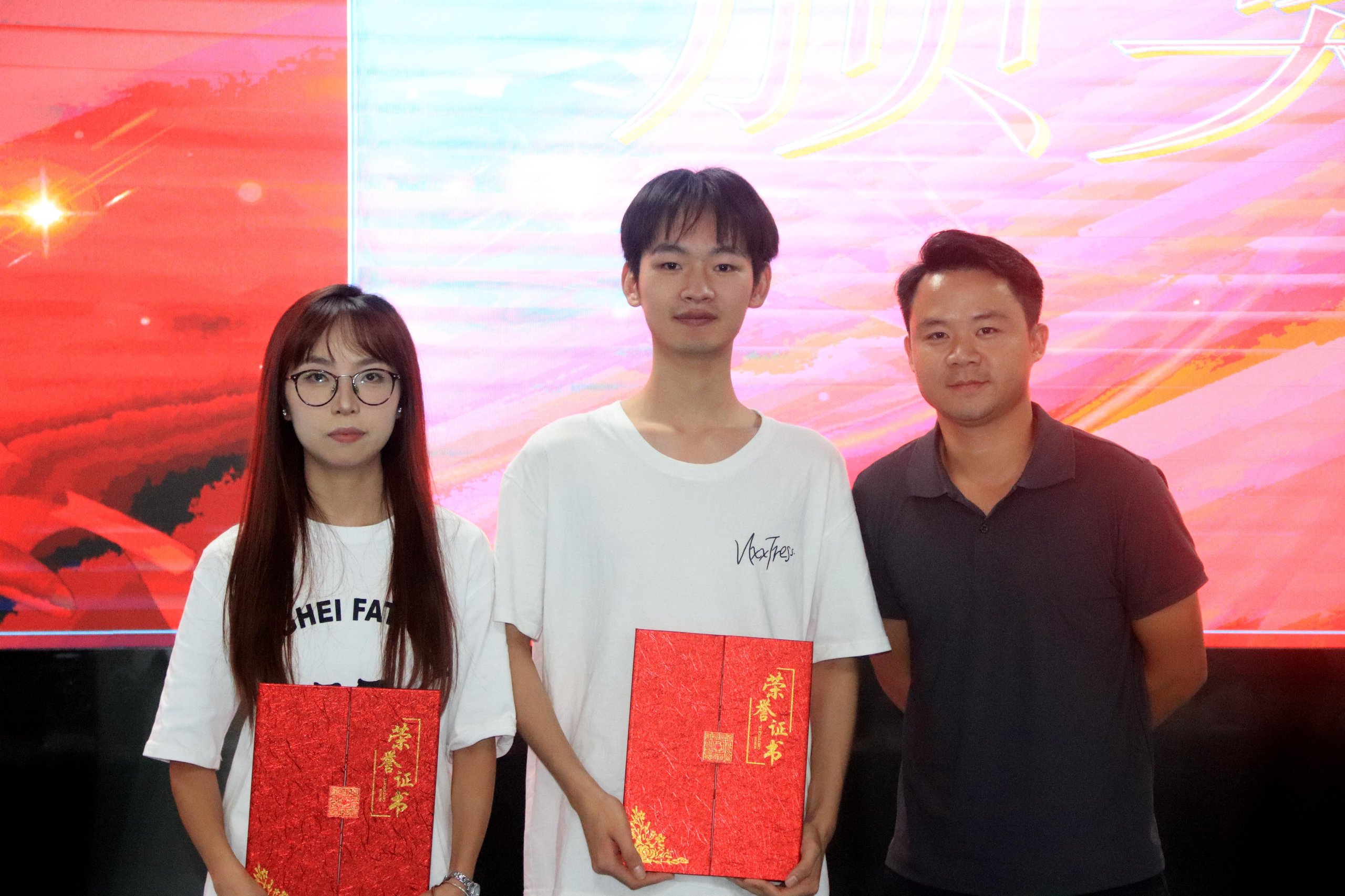 学院党总支副书记邓程民老师为优秀学生干部颁发荣誉证书(1).jpg